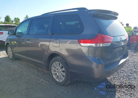 2013 Toyota Sienna Le 7 Passenger z USA, uszkodzony, nr VIN 5TDJK3DC1DS070615